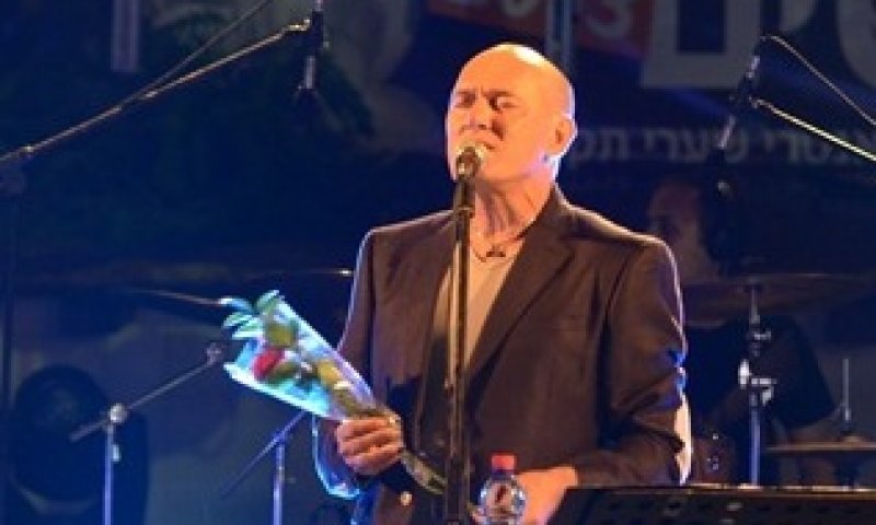 צפו: שלומי שבת מקדיש שר לרפואת אדל ביטון