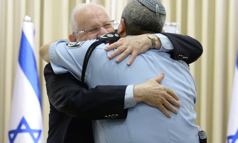המפכ"ל היוצא: חיבוק הפרידה של אלשיך וריבלין