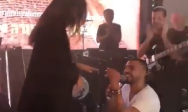 באמצע הכנסת ספר תורה: הזמר המצליח הציע נישואין