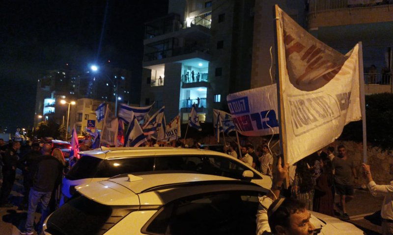 זו ההפתעה שקיבלו מפגיני השמאל מול ביתו של קלנר