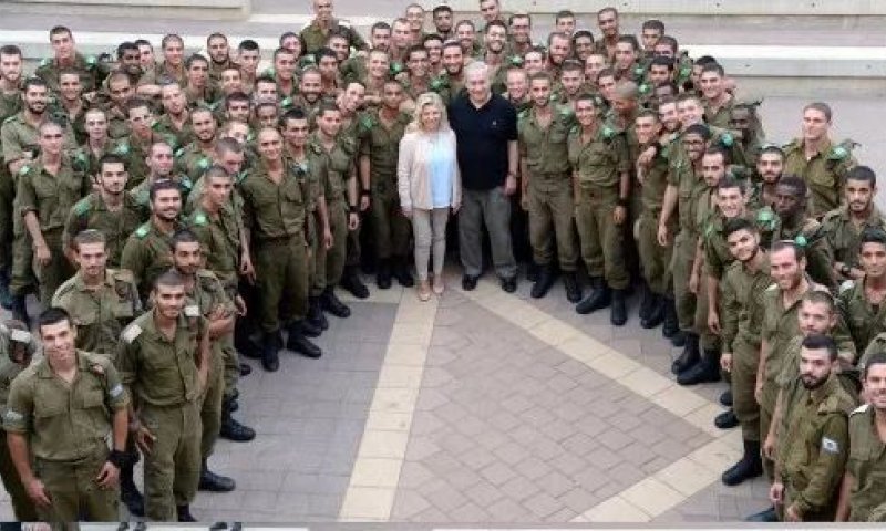 צפו: רה"מ מפתיע את אימו של חייל בודד המשרת בגולני