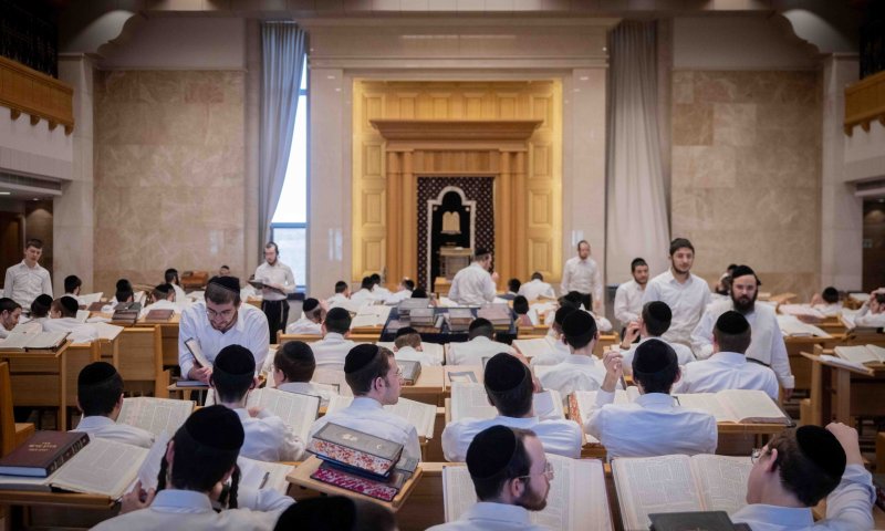 בעקבות עתירת לפיד: בג"ץ דורש הסבר על העברת הכספים לחרדים