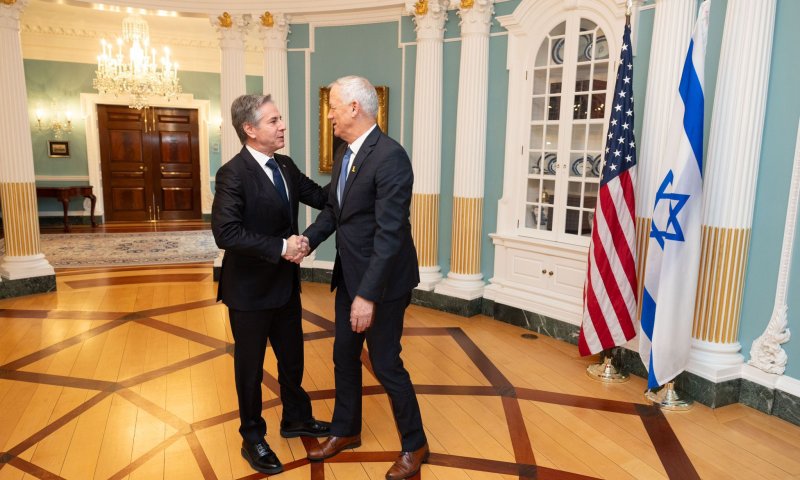 לשכת נתניהו הודיעה לגנץ: שלם על הטיסה הלא מאושרת לארה"ב