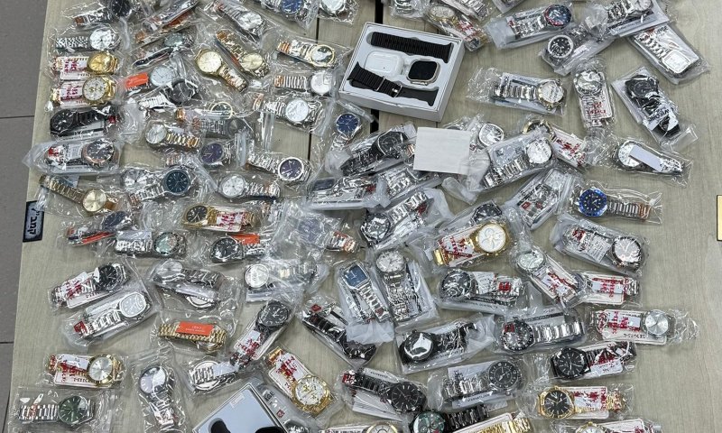 בכביש 60: נעצרו גנבים שהסתירו ברכב כ-170 שעוני יוקרה