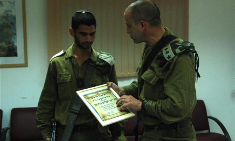 תעודת הוקרה לקצין שתפס את המחבל בעפולה