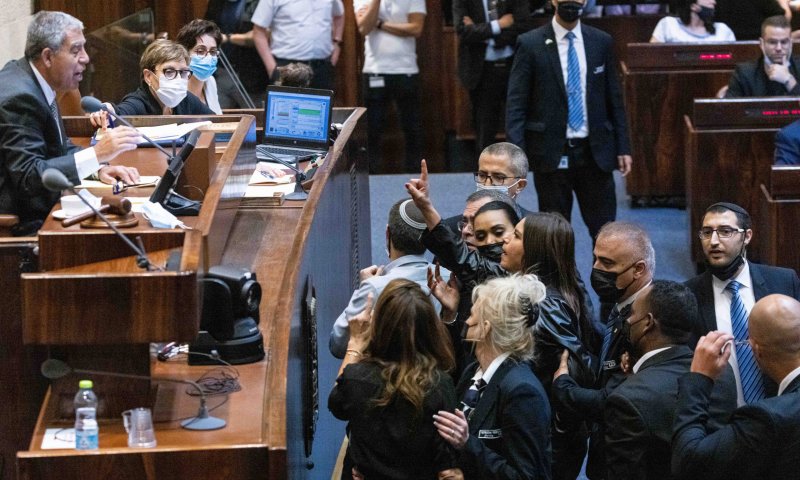 מנזיפה ועד שלילת שכר: מהי ועדת האתיקה?