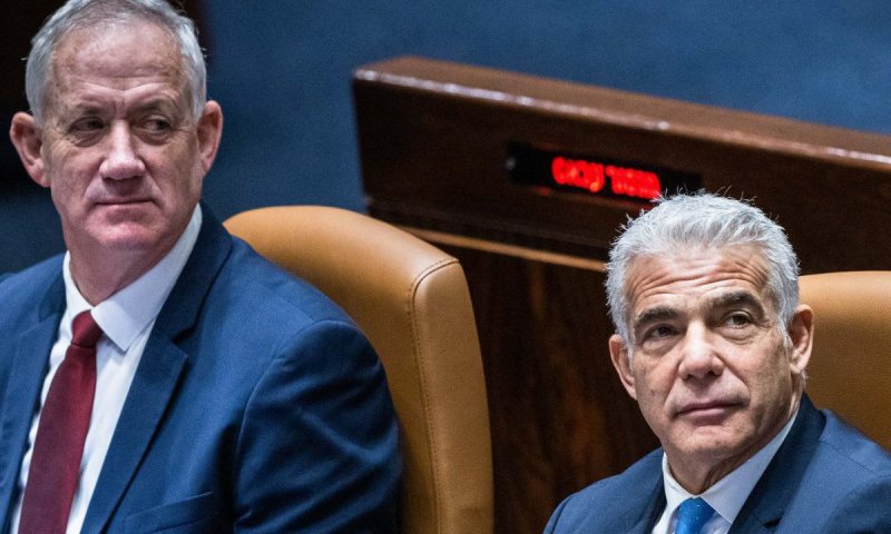 "מהלך מפגר": יש עתיד יוצאת ב-100 קמ"ש נגד בני גנץ