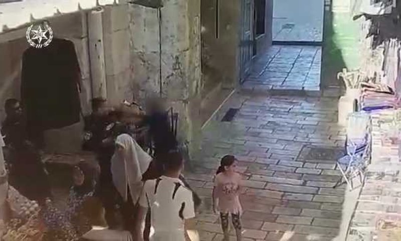 צפו: המחבל יוצא מהר הבית עם סכין ומתנפל על השוטר