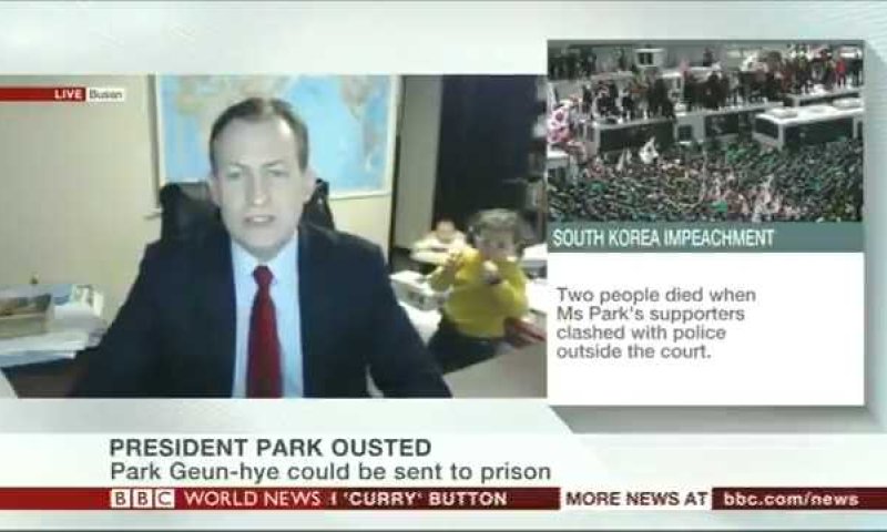 קורע: הפרופסור התראיין לBBC; הילדים קפצו לבקר