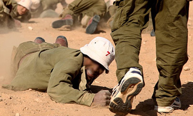 השפלה: חיילים הוכנס לבור, חבריהם אמרו עליהם קדיש