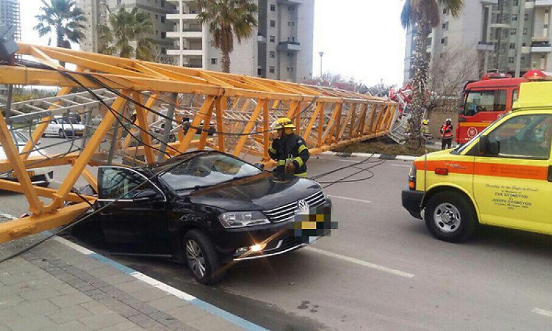 פצועים קשה ובינוני בקריסת מנוף בבת ים