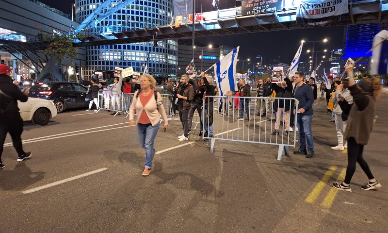 מפגינים חוסמים את דרך בגין מול הקריה בתל אביב