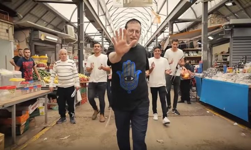 צפו: הזמר החסידי שהצליח להרים את מחנה יהודה