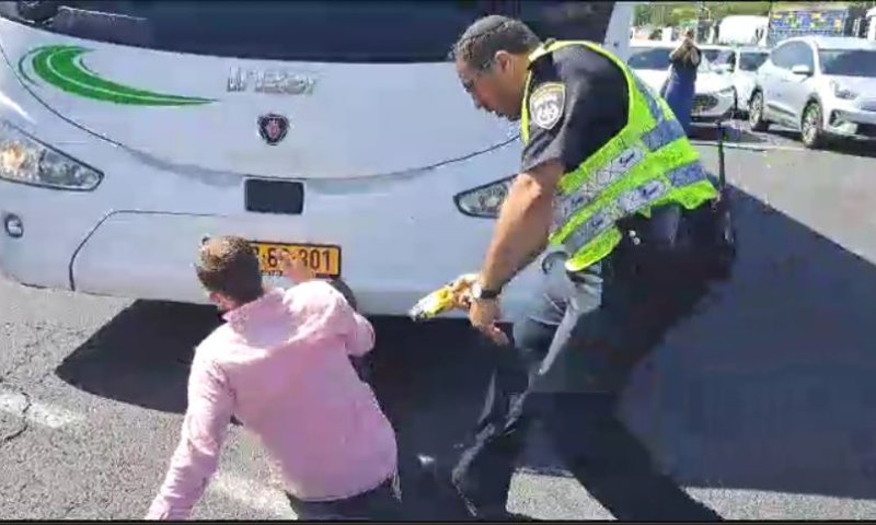 כשימני חסם כביש &ndash; השוטר הגיע מיד עם טייזר. צפו