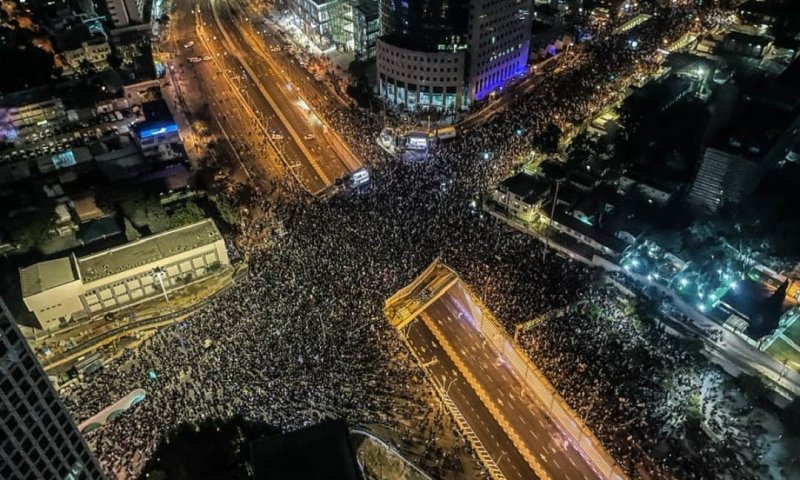 שידור חי | רבבות מפגינים בתל אביב נגד הממשלה