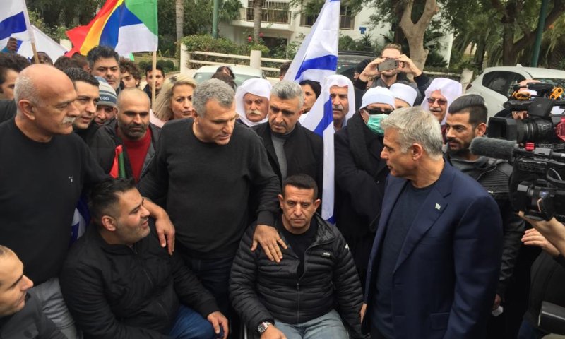 אחרי גנץ: מחאה נגד חוק הלאום מול ביתו של לפיד