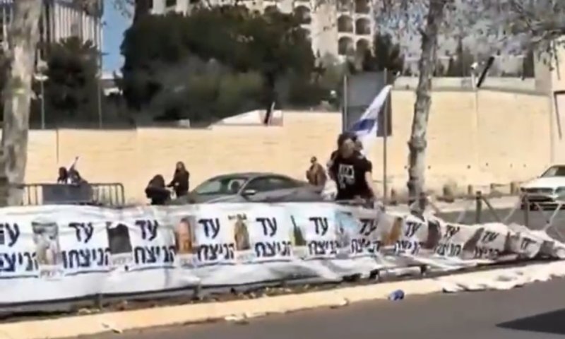 תיעוד מרתיח: מפגינים השחיתו שלטים עם תמונות הנופלים