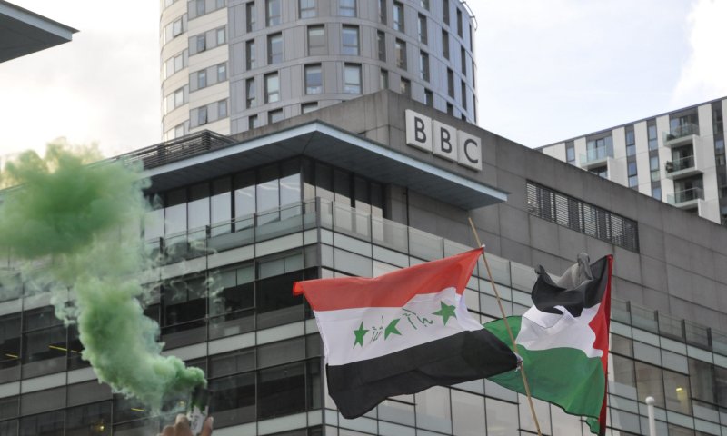 סערה ב-BBC: כינתה את היהודים 'זן פולש' ופוטרה