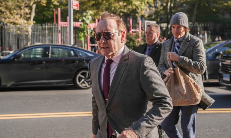 כוכב בית הקלפים קווין ספייסי זוכה מכל האישומים