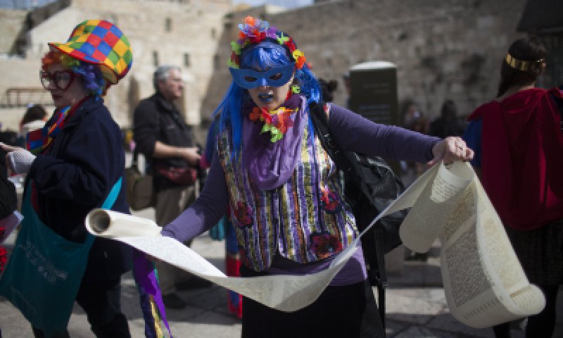 בלעדי לסרוגים: הלכות קריאת מגילה לנשים פמיניסטיות