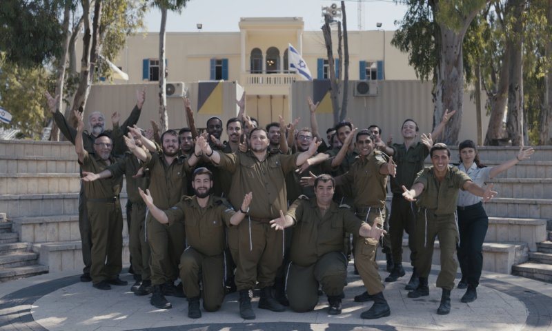 קורע: דודו פישר מגיע לסדרה 'שישו ושמחו' | צפו