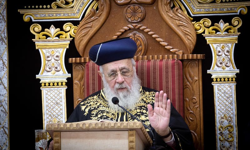 הרב יצחק יוסף נגד הרב החרדי: "אסור לשמוע בקולו"