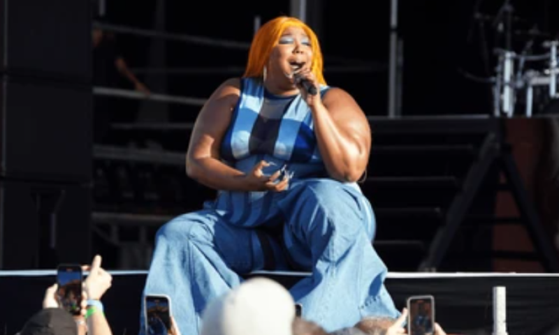 הרקדניות טוענות נגד הכוכבת: "הטרידה מינית"