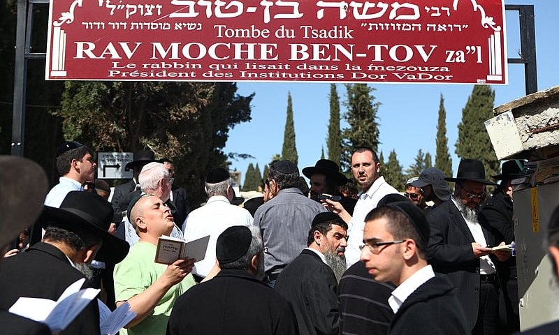 מאות באו למחות על הפגיעה בציונו של הרב משה בן טוב