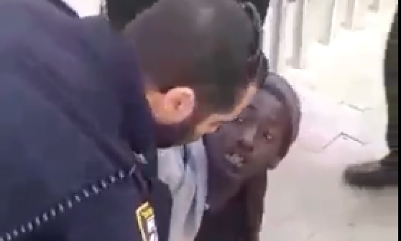 בגלל כלב: צפו: צעיר יוצא אתיופיה הותקף ע"י שוטרים