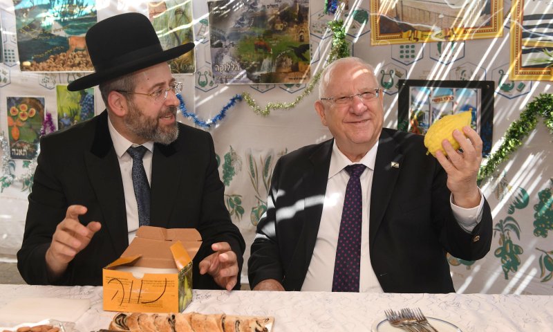 הרב לאו הציג לריבלין: 'האתרוג של מפוני עצמונה'