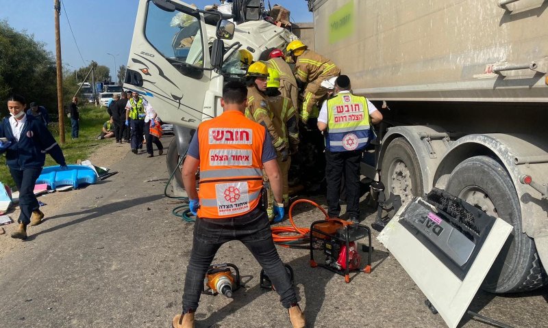 2 משאיות התנגשו: שלושה פצועים בתאונה באשדוד