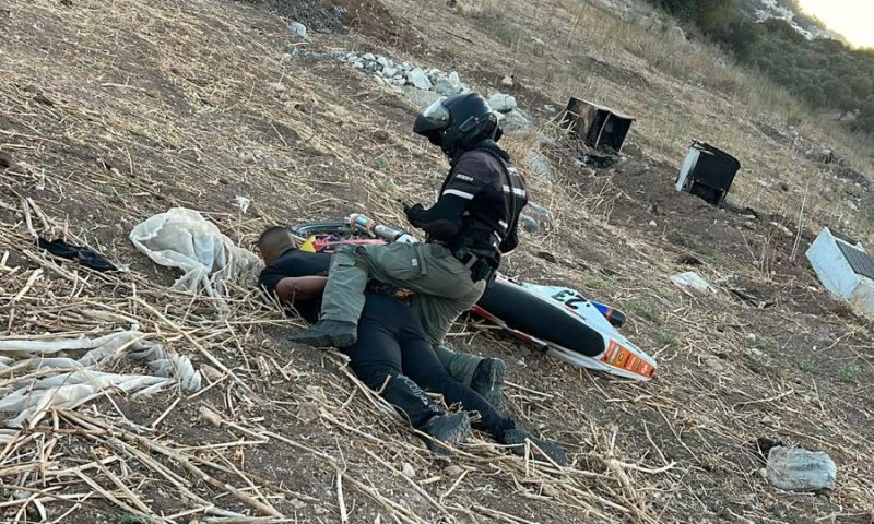 תיעוד ממצלמות הקסדה: נהג אופנוע נעצר לאחר שנהג בפראות