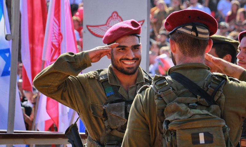 הכומתה האדומה מסמלת שייכות למורשת הצנחנים