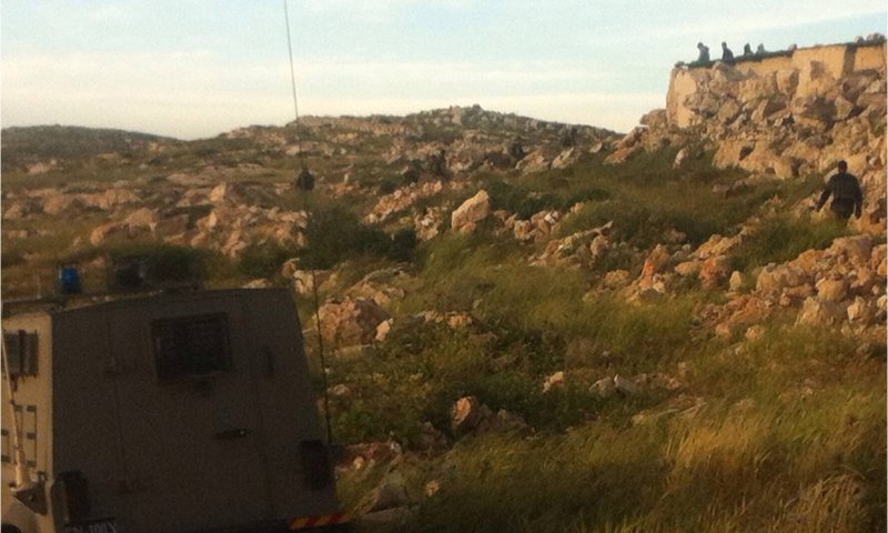 סימני שאלה: למה הצעיר נכנס לכפר לבד?