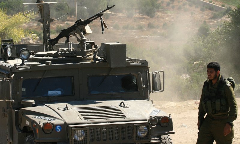 מחבלים ירו נ"ט לרכב צבאי בהר דוב; יש נפגעים