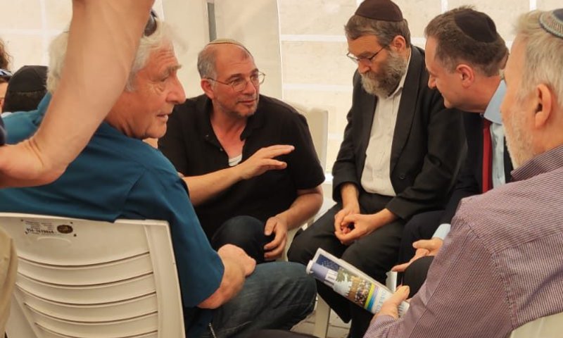 אורחים מפתיעים: גפני וכ"ץ באו לנחם את ניר אורבך