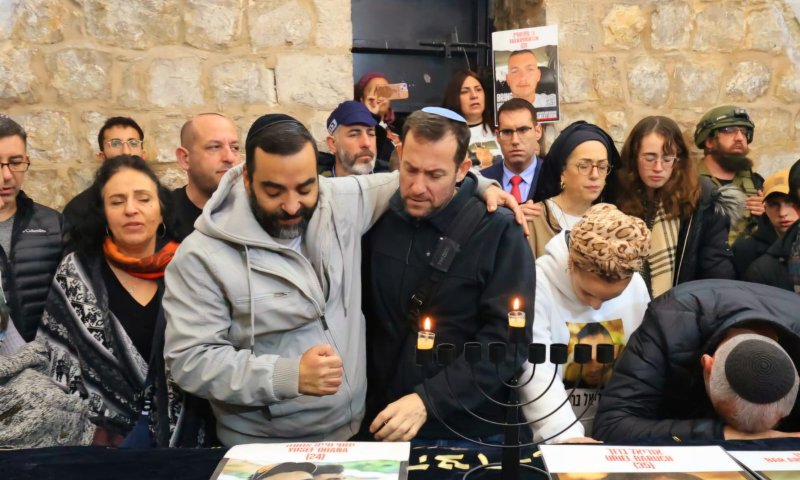 בתפילה לחזרתם: משפחות חטופים הדליקו נרות חנוכה בקבר יוסף