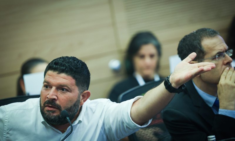 אלמוג כהן מגיב לתביעת אחים לנשק: "אמת דיברתי"