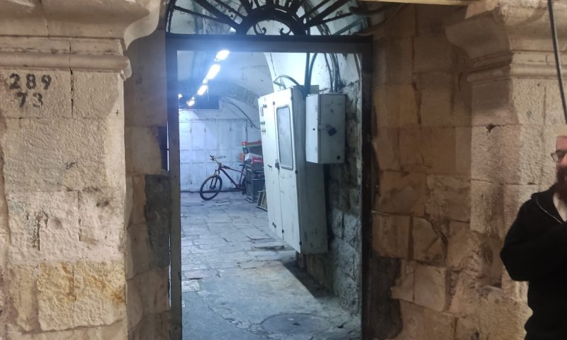 ערבים ניפצו את החנוכייה של ישיבת עטרת כהנים