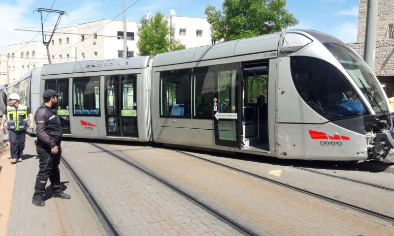 בגלל תאונה עם רכב פרטי הרכבת הקלה ירדה מהפסים
