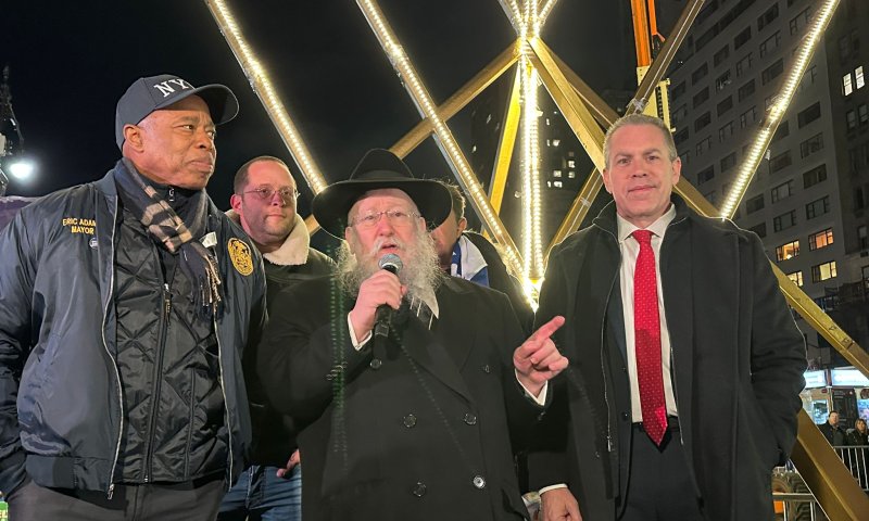 נר חג בחנוכייה הגדולה בעולם: "גאים להיות יהודים"