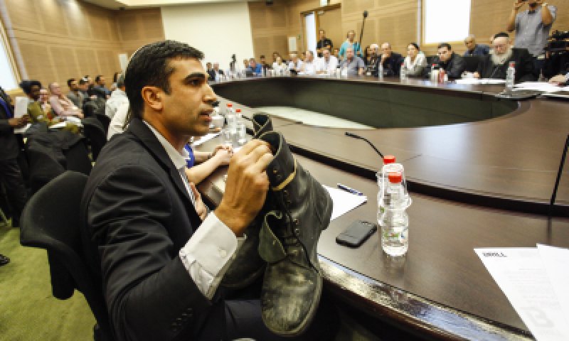 צפו: ח"כ שטבון מציג את הנעליים הצבאיות