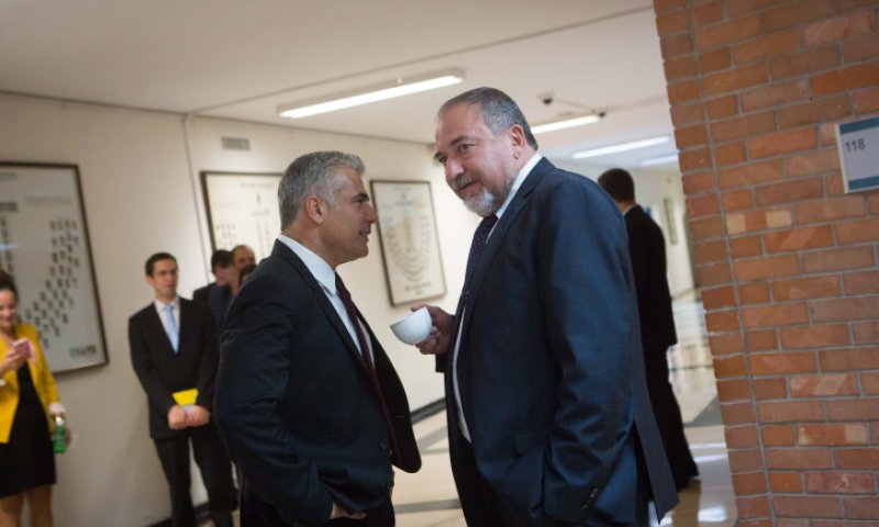 "ליברמן סגר עם לפיד הקמת ממשלת שמאל בלי חרדים"