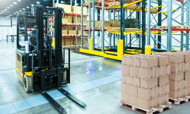 כתב אישום חריג: ריתך דלתות של שכן והרס רכב עם מלגזה | תיעוד