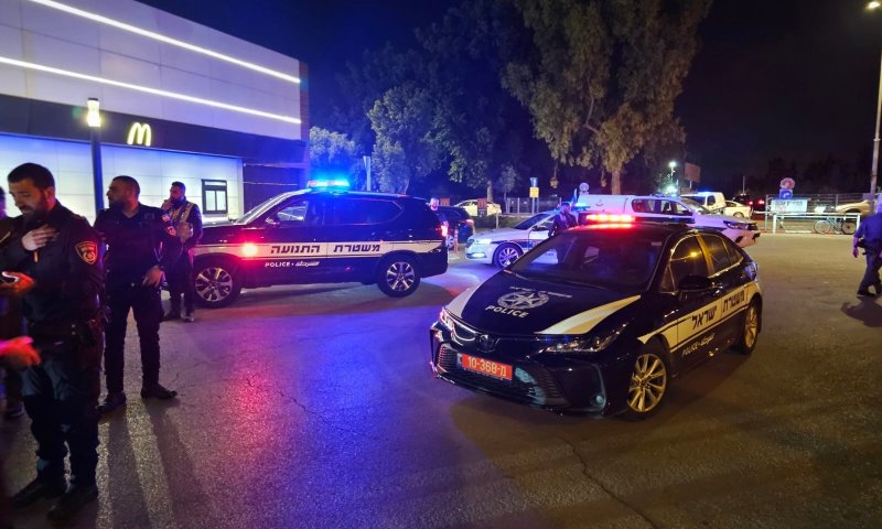 צפו: המשטרה פשטה על חתונה במזרח ירושלים; אמל"ח רב נתפס