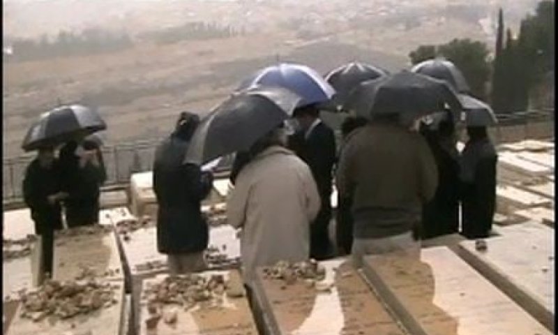 צפו בבושה: בקושי מניין באזכרה לרב שלמה גורן זצ"ל