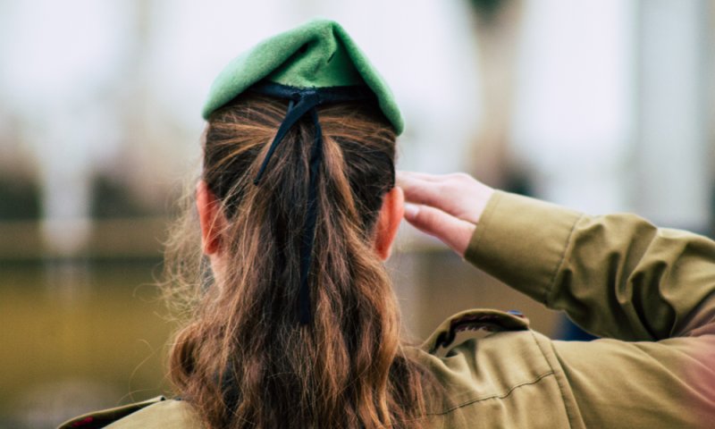 חיילת הותקפה על ידי מאות חרדים וחולצה&nbsp;בתחפושת