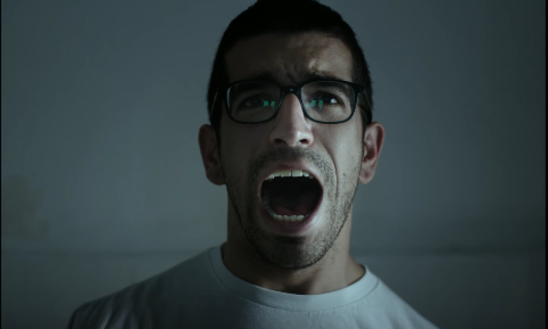 יושבים? הקליפ החדש של חנן יפתיע גם אתכם