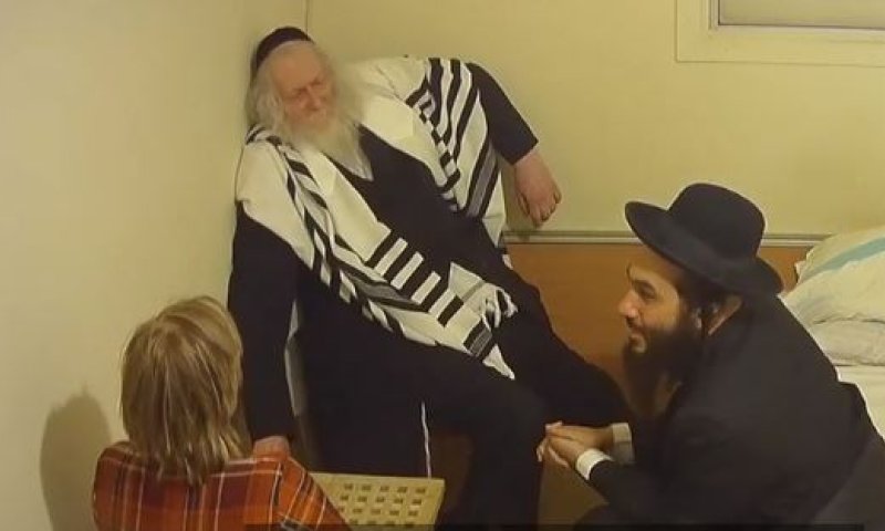 'עוברת את גיל 100'&bull;מזעזע: צפו בתחקיר על הרב ברלנד