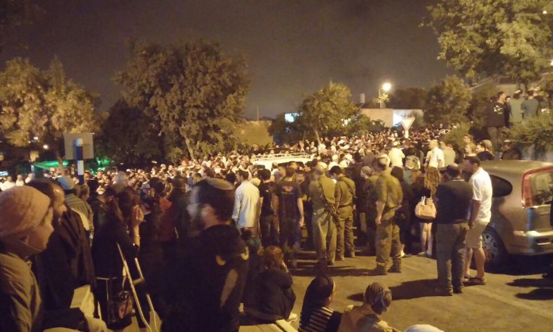 במקום חופה &ndash; הלוויה: דרכו האחרונה של בניה שראל